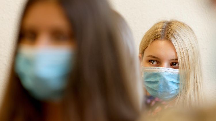 Ältere Schüler stecken sich möglicherweise genauso oft wie Erwachsene an, werden aber seltener getestet, da sie häufiger keine oder nur leichte Symptome haben.