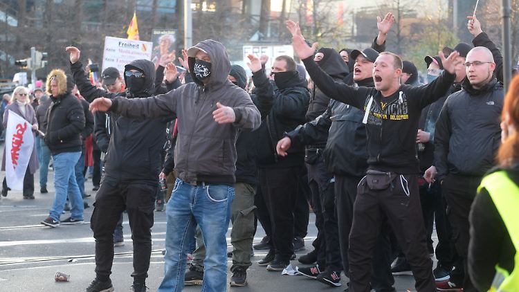 Nachdem die Querdenker-Demonstration in Leipzig vor zwei Wochen zeitweise aus dem Ruder lief, will die Polizei diesmal besser vorbereitet sein. 