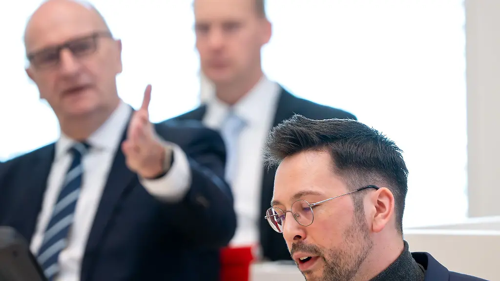 Der-Brandenburger-AfD-Landtagsabgeordnete-Dennis-Hohloch-hat-nach-einer-verbalen-Provokation-einen-Ordnungsruf-erhalten