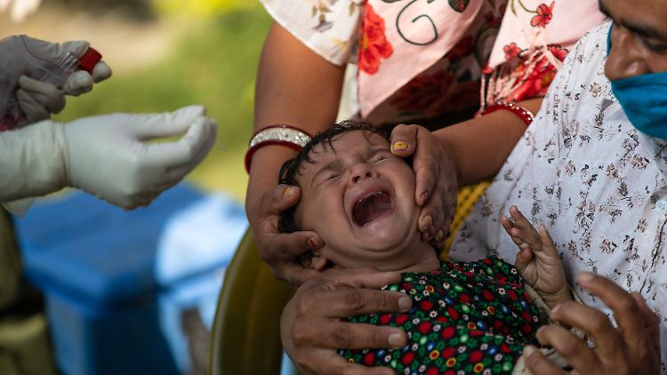 Weil es bei kleinen Kindern schwer ist Proben aus Nase und Rachen zu entnehmen, weichen Mediziner oft auf Stuhlproben aus, in denen der Virus ebenfalls nachweisbar ist.