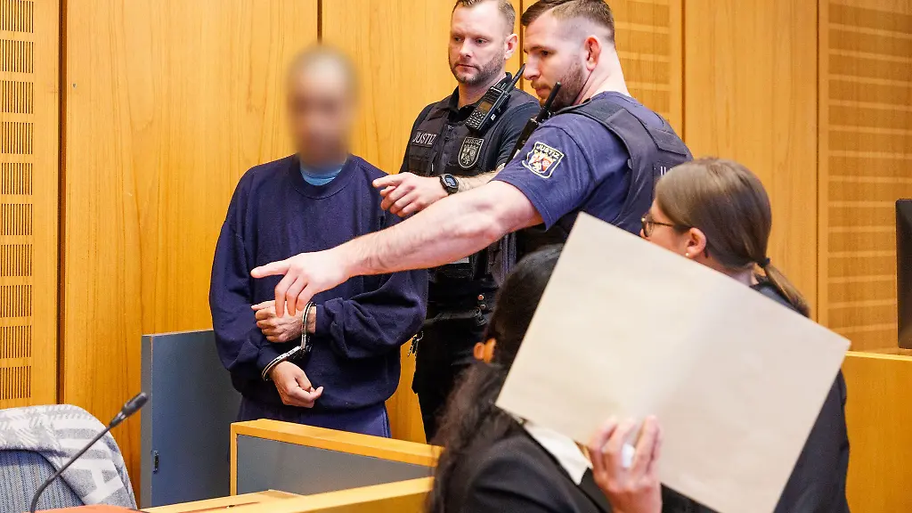 Die-Eheleute-nahmen-hintereinander-auf-der-Anklagebank-Platz