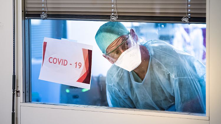 Intensivmediziner in einem Krankenhaus im Wallis: In den französischsprachigen Kantonen sind die Ansteckungszahlen besonders hoch.