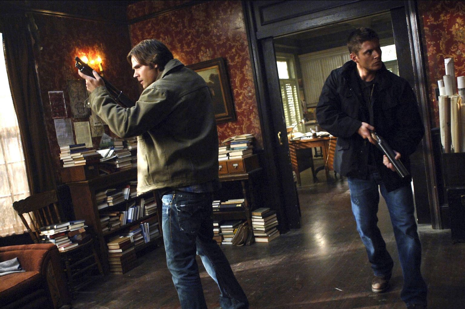 Nach 15 Staffeln ist das Finale der Mystery-Serie "Supernatural" in den USA über die Bildschirme geflimmert. Der Schlussakt der beiden Winchester-Brüder, die seit 2005 von Jared Padalecki (l.) und Jensen Ackles ...