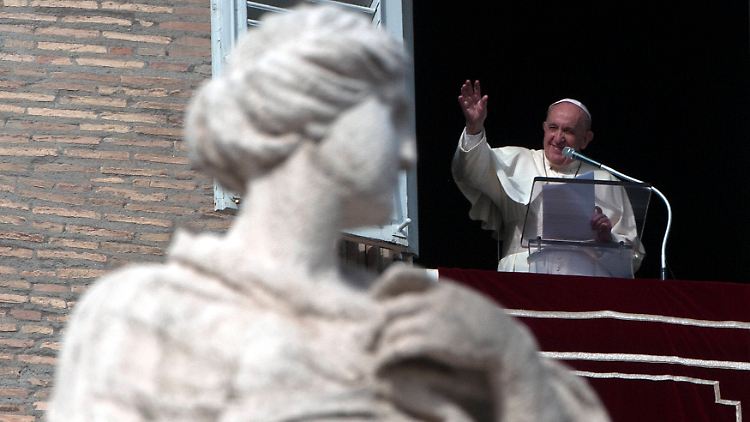 Auf dem Peterplatz blickt Papst Franziskus auf bekleidete weibliche Gestalten.