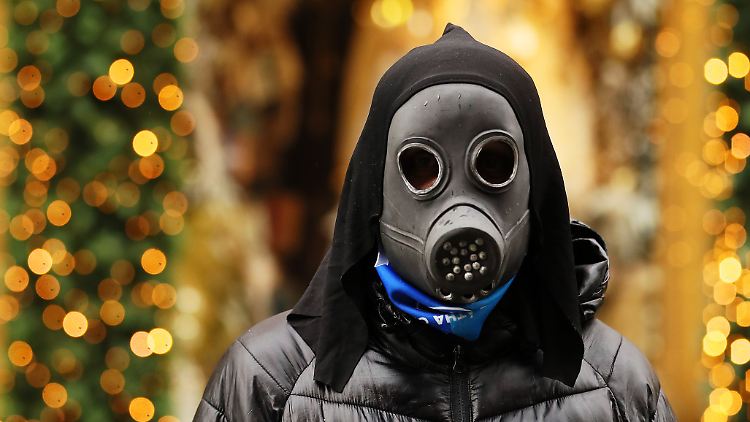 Ganz so streng wird die Maskenpflicht in Irland nicht gesehen: Ein Mann in der Einkaufsstraße Grafton Street in Dublin.