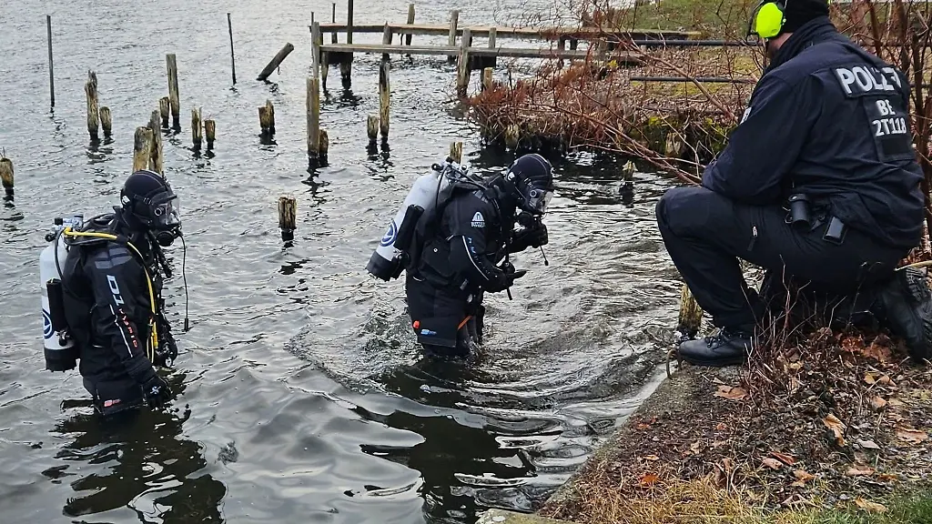 Polizeitaucher-suchen-nach-einer-Bombe-im-Wasser