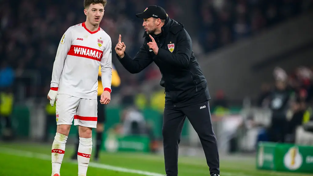 VfB-Mittelfeldass-Angelo-Stiller-l-und-Trainer-Sebastian-Hoeness