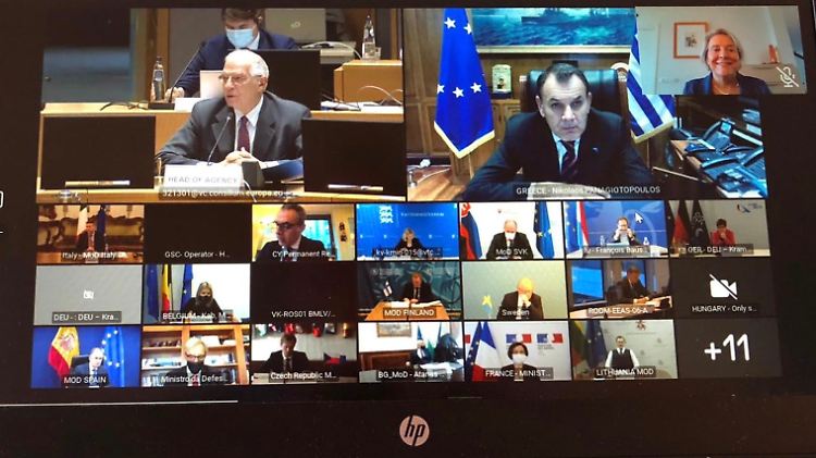 Sicherheitsrisiko: Die niederländische Verteidigungsministerin im Homeoffice (oben rechts).