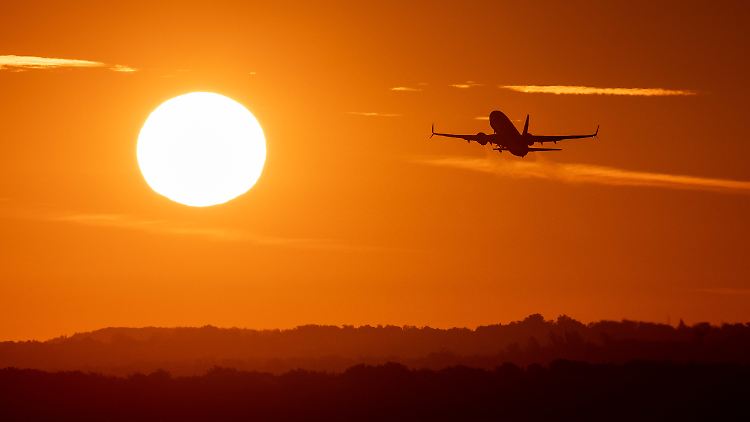 Maschine im Anflug auf den Flughafen Düsseldorf: Reiserückkehrer von den Kanaren müssen ab sofort nicht mehr in Quarantäne.