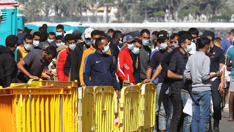 Flüchtlinge aus Marokko am Donnerstag in einem Notlager in Las Palmas auf Gran Canaria.