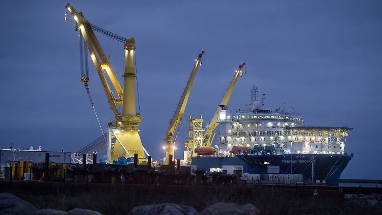 Das russische Verlegeschiff "Akademik Tscherski", hier nach einer Probefahrt im Hafen Mukran auf der Insel Rügen, sollte das Projekt zu Ende führen.. 