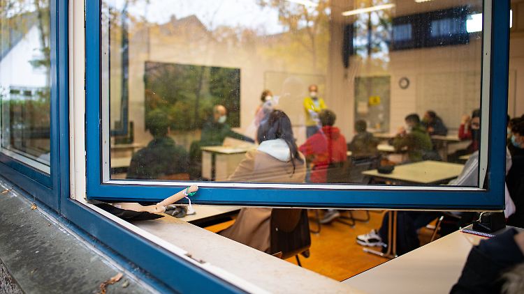 Vor den anstehenden Bund-Länder-Beratungen geraten die Schulen stärker in den Fokus. 