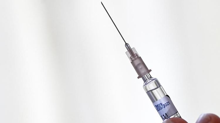 Ein Arzt hält eine Spritze mit einer Grippeimpfung der Influenza-Saison 2020 / 2021in der Hand. Foto: Jens Kalaene/dpa-Zentralbild/ZB/Archivbild