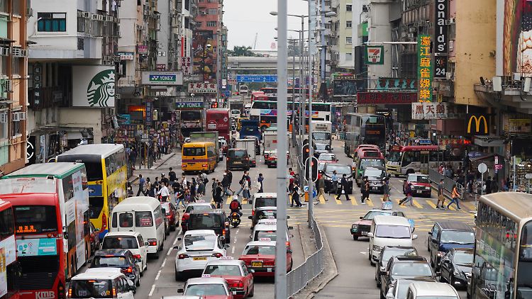 Der früheren britischen Kronkolonie Hongkong waren 1997 für 50 Jahre Sonderrechte gewährt worden, darunter Meinungs- und Versammlungsfreiheit.