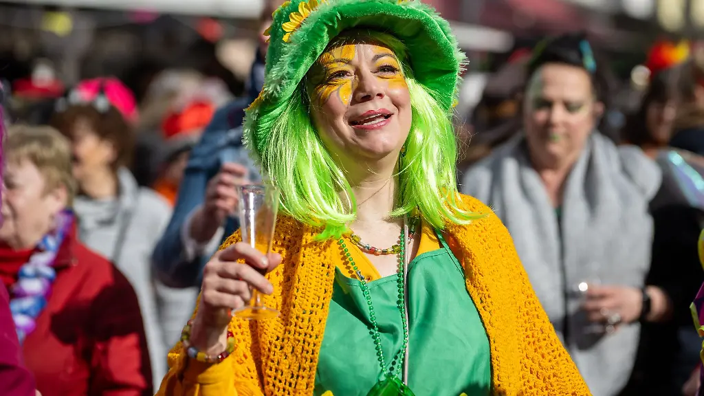 Blumen-fanden-sich-bei-vielen-Kostuemen-an-Weiberfastnacht
