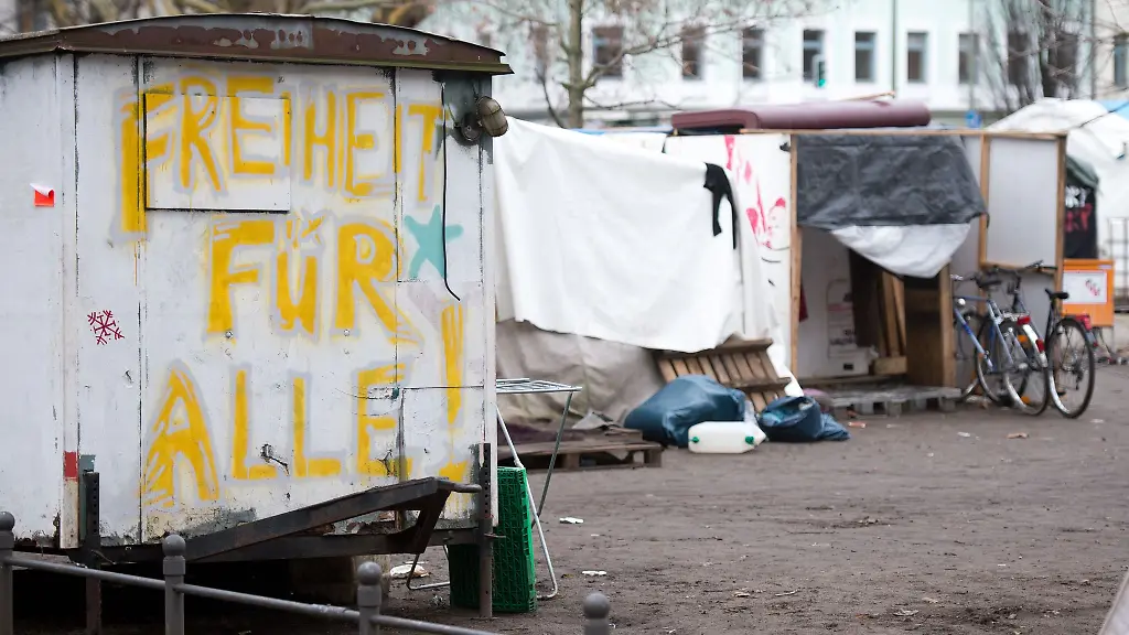 Fluechtlingsorganisationen-kuendigen-Protest-mit-einem-Camp-auf-dem-Oranienplatz-in-Berlin-Kreuzberg-an