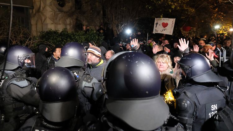Die Polizei versucht mit einem Großaufgebot, die verschiedenen Lager zu trennen.
