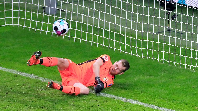 Leverkusen Torhüter Lukas Hradecky sah schon öfter nicht gut aus zwischen den Pfosten.