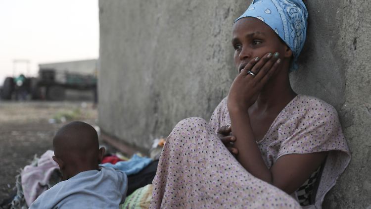 Diese Frau und ihr Kind sind aus Tigray in die sudanesische Nachbarregion Region al-Qadarif geflohen.