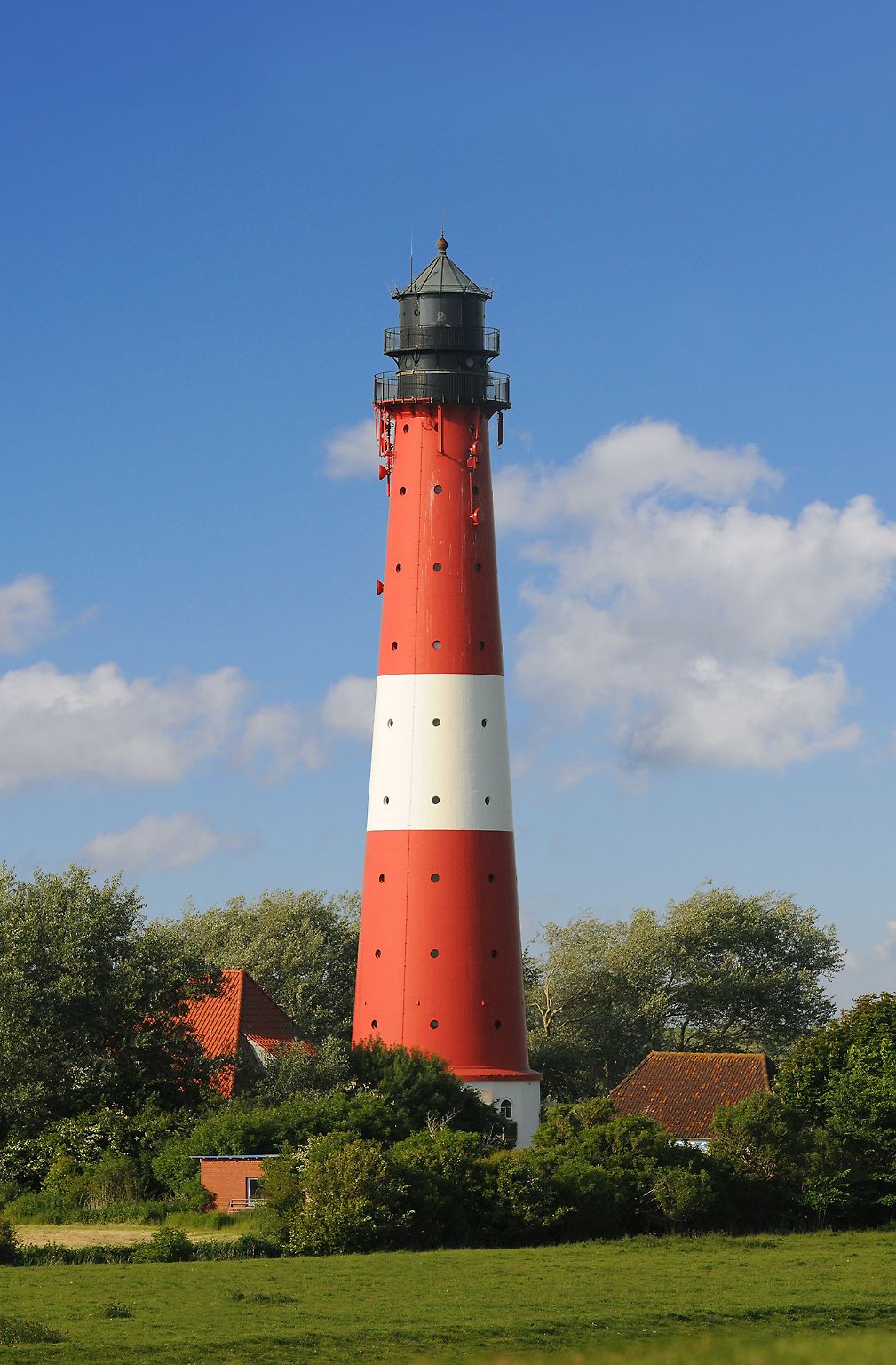 Leuchttürme sind von den Küsten und Inseln Norddeutschlands nicht wegzudenken. Für Schiffer sind sie als Markierungen unersetzlich und ziehen Touristen als architektonische Highlights magisch an. (im Bild: Leuchtturm Pellworm)