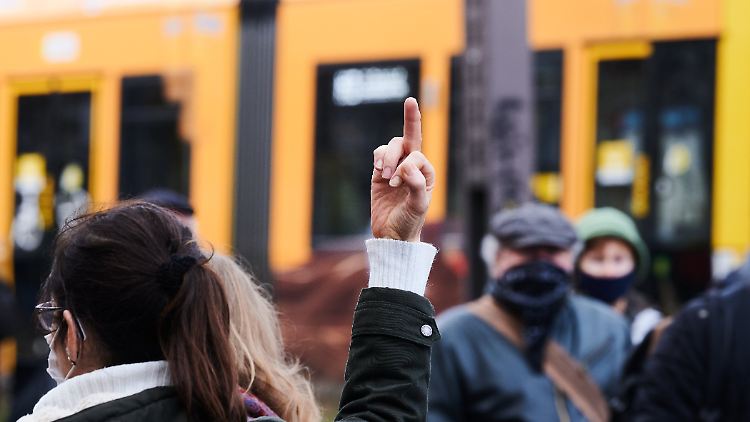 Mit der eindeutigen Geste bringt diese Demonstrantin zum Ausdruck, was sie von den Corona-Maßnahmen hält.