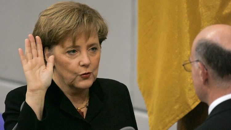 Bundestagspräsident Lammert nimmt Merkel den Amtseid ab.