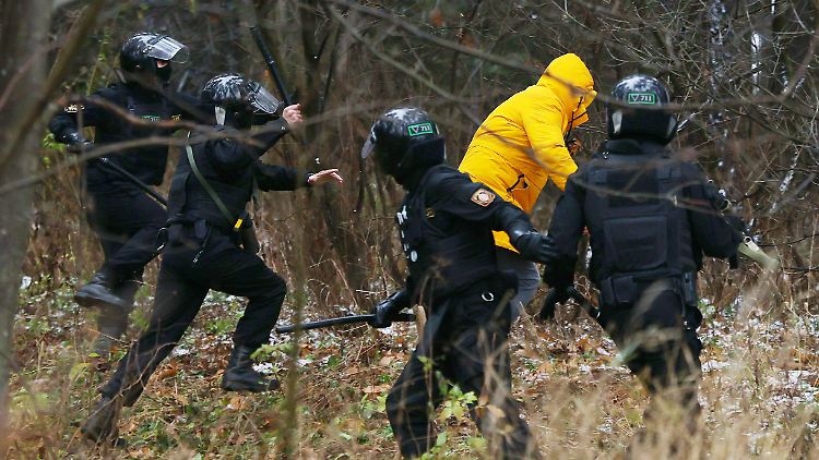 In den sozialen Medien kursieren Videos von prügelnden Polizisten.