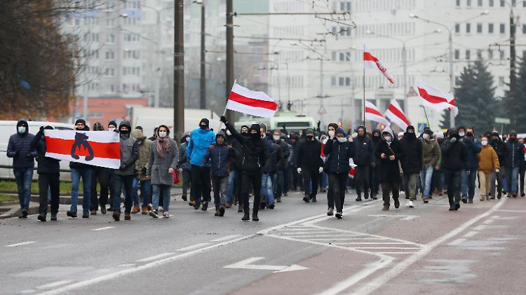 In Minsk und weiteren Städten marschieren die Menschen "gegen den Faschismus".