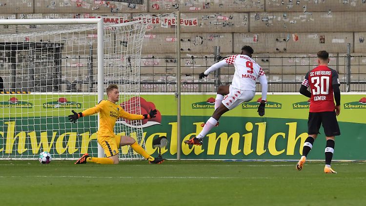 Rein damit: Jean-Philippe Mateta traf in der ersten Halbzeit gleich dreimal gegen den SC Freiburg.