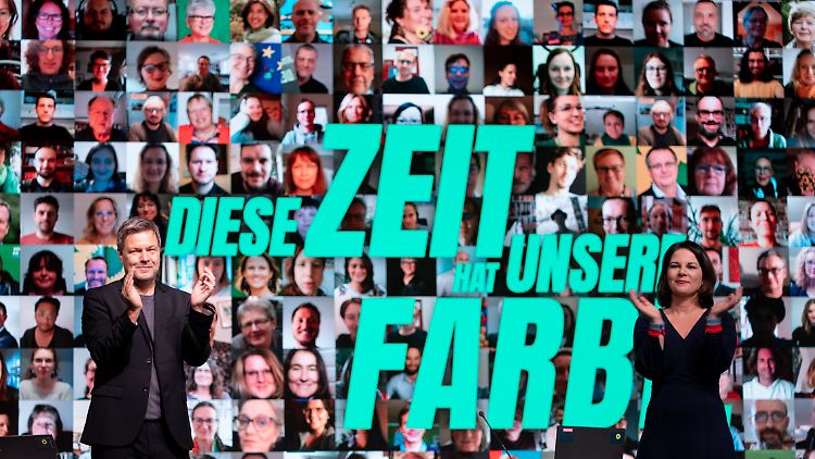 Baerbock und Habeck jubeln über die Annahme des Grundsatzprogramms nach drei Tagen intensiver Debatte.