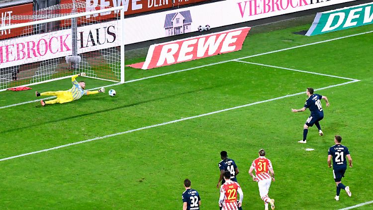 Kruse verschießt den Strafstoß aber trifft im Nachschuss.