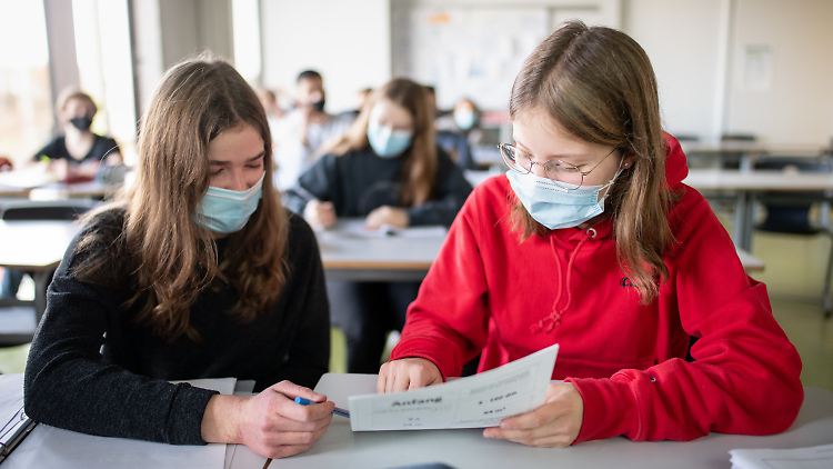 Am Mittwoch wollen die Länderchefs auch über weitergehende Maßnahmen an Schulen beraten.