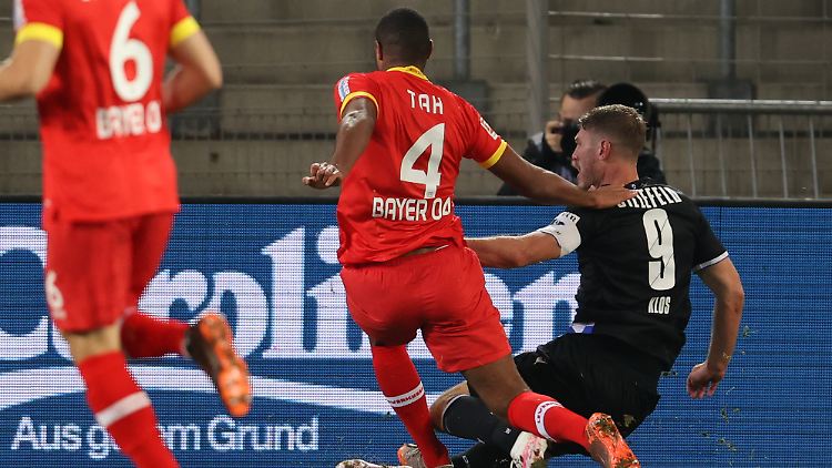 Jonathan Tah traf Bielefelds Fabian Klos schwer am Knöchel. Die Attacke blieb für den Leverkusener nahezu folgenlos.