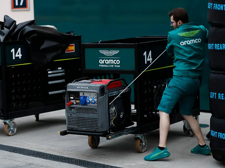 2025-02-26T150202Z-785380660-UP1EL2Q15RCLJ-RTRMADP-3-MOTOR-F1-TESTING