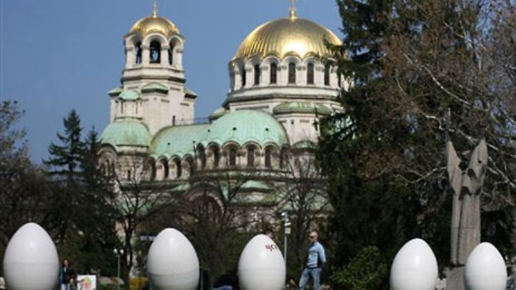 Ein Blick auf den Vorplatz der Alexander Newski Kathedrale in der bulgarischen Hauptstadt Sofia verrät es. Auch hier, wo die große Mehrzahl der Menschen der bulgarisch-orthodoxen Kirche angehört, ...