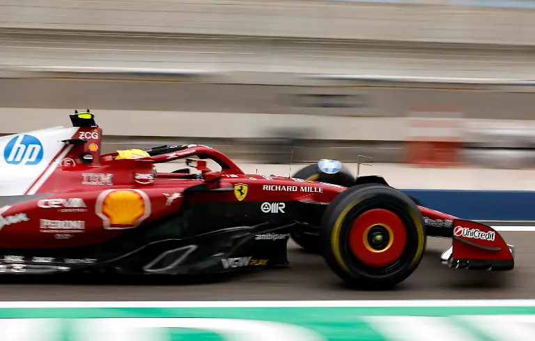 2025-02-27T100700Z-1600674605-UP1EL2R0S3NFE-RTRMADP-3-MOTOR-F1-TESTING