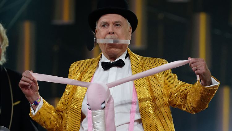 "Tief im Inneren möchte ich eine kambodschanische Polizistin sein. Ist das erlaubt, oder bin ich unrealistisch?" fragt Cleese.