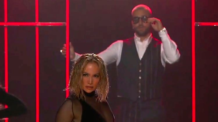 Jennifer Lopez hat sich eine neue Frisur gegönnt. Da staunte auch Maluma.