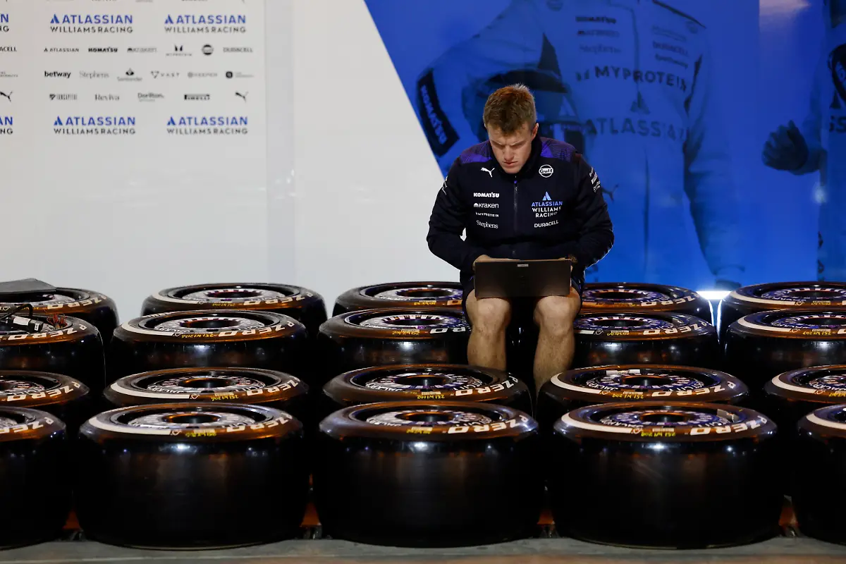 2025-02-26T162458Z-2138881420-UP1EL2Q19LKOA-RTRMADP-3-MOTOR-F1-TESTING