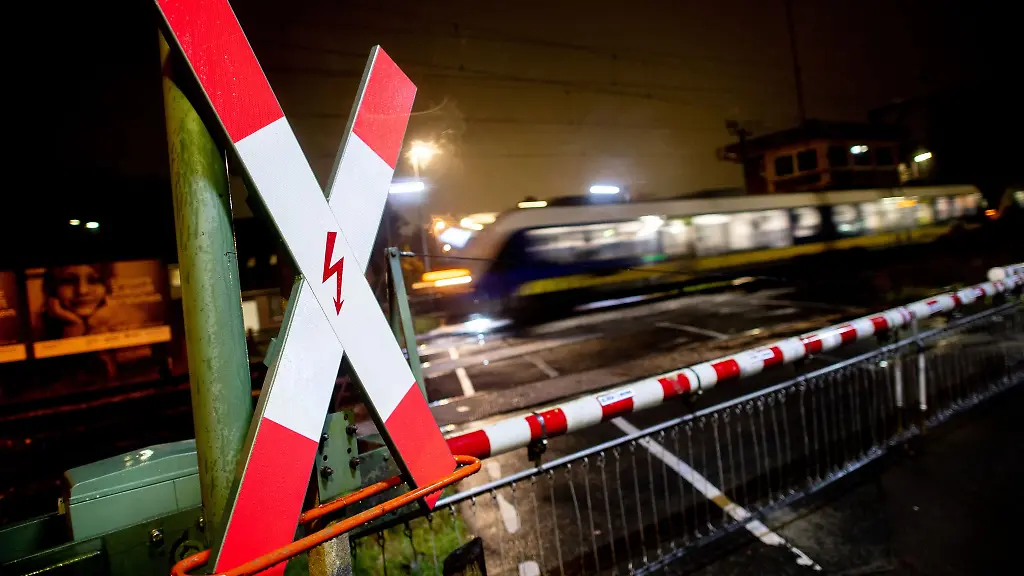 Beim-Ueberqueren-eines-Bahnuebergangs-ist-ein-Mann-in-Welver-von-einem-Zug-erfasst-worden-Als-die-Polizei-am-Unfallort-eingetroffen-sei-seien-die-Schranken-geschlossen-gewesen-Symbolbild
