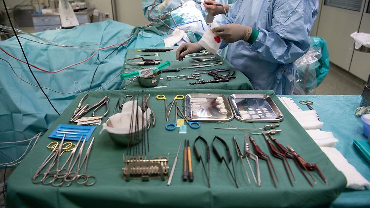 Die rund 14.000 Euro für die Operation muss der Patient aus eigener Tasche bezahlen.