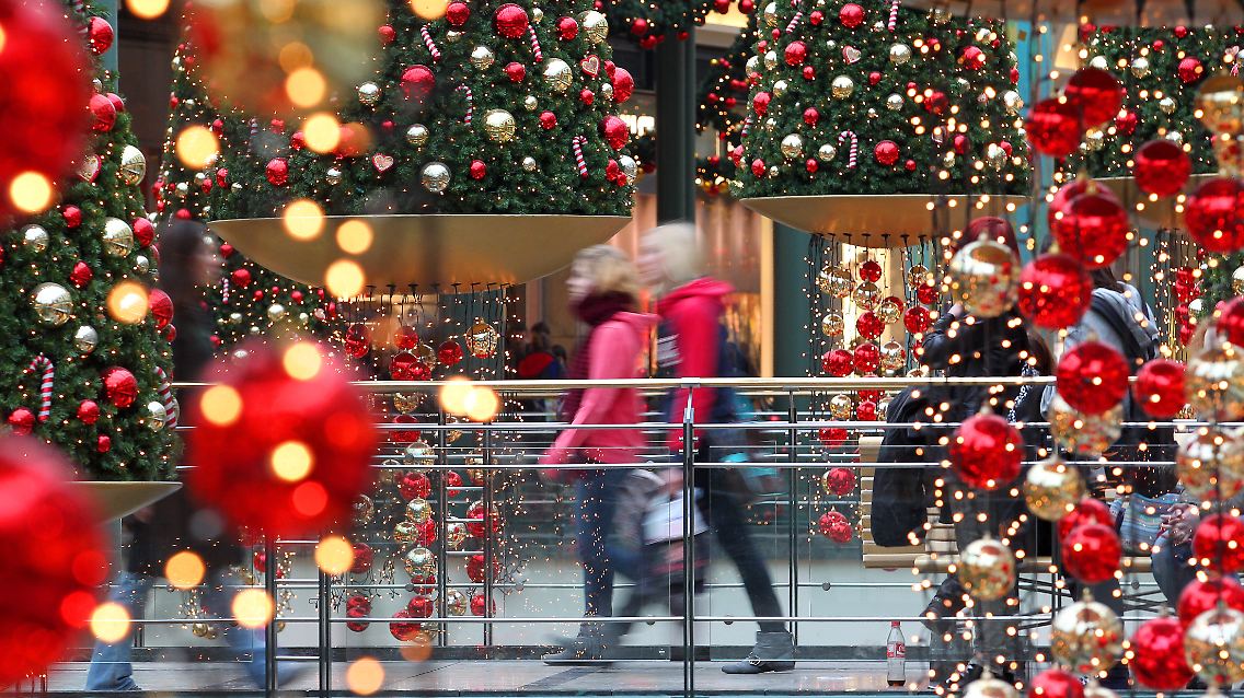 Das starke Weihnachtsgeschäft beschert dem deutschen Einzelhandel zum Jahresschluss einen Umsatzschub.