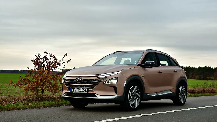 Der Hyundai Nexo ist nicht nur ein schickes SUV, er fährt auch wie ein Verbrenner. Nur mit Wasserstoff und damit CO2-neutral.