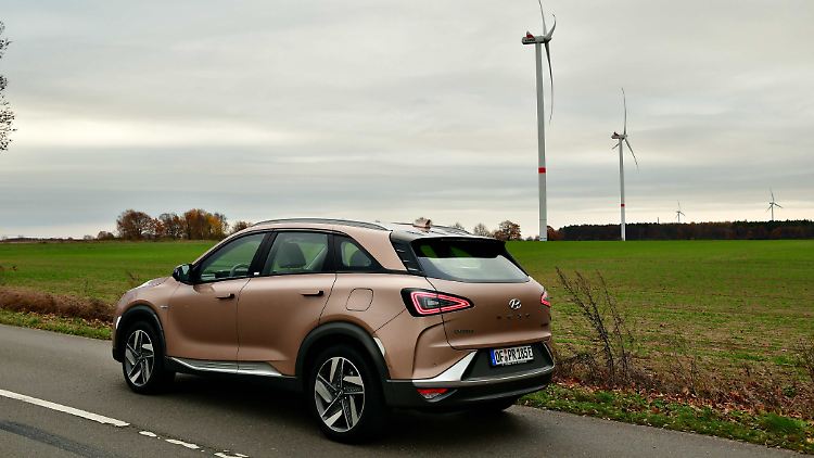 Aus dem Endrohr des Hyundai Nexo kommt während der Fahrt nur Wasserdampf.