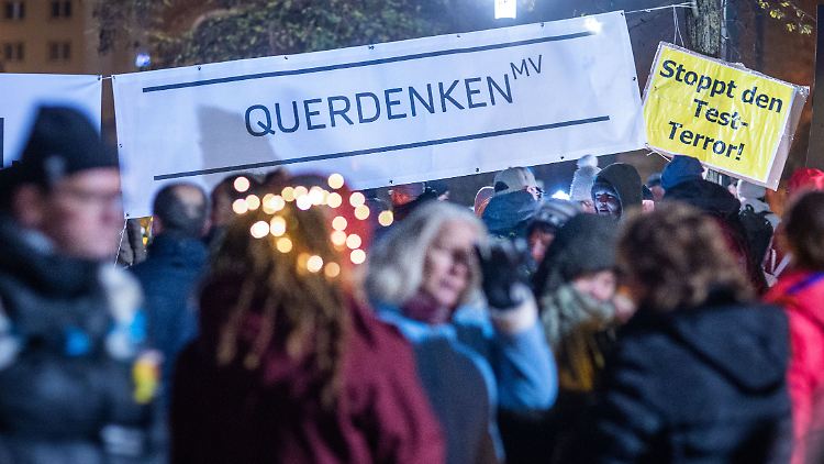 Bei den Querdenker-Demos marschieren viele AfD-Anhänger und -Politiker mit.