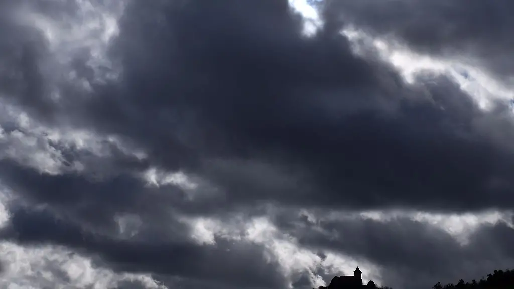Dichte-Wolken-sind-auch-in-den-naechsten-Tagen-ueber-Thueringen-zu-sehen-und-koennen-nicht-nur-Regen-sondern-auch-Schnee-mit-sich-bringen