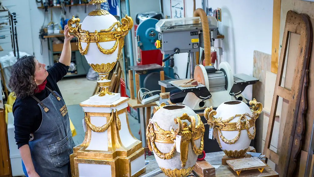 Die-Prunkvasen-aus-dem-Goldenen-Saal-des-Ludwigsluster-Schlosses-sind-mit-ihren-Postamenten-1-42-Meter-hoch-und-dabei-federleicht