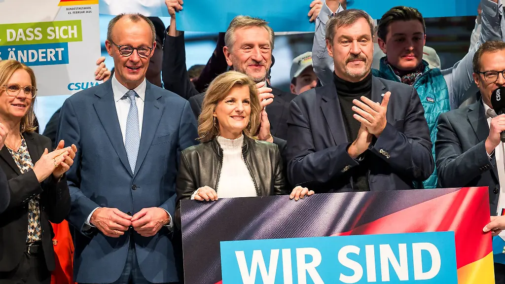 Eingerahmt-von-CDU-Chef-Friedrich-Merz-und-CSU-Chef-Markus-Soeder-hatte-Guenther-Felssner-schon-beim-Wahlkampfabschluss-der-Union-einen-besonders-prominenten-Platz-Auch-die-anstehende-Regierungsbildung-kann-er-aus-einer-extrem-komfortablen-Position-beobachten