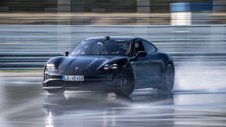 Der Porsche Taycan auf der kreiselnden Rekordfahrt am Hockenheimring.