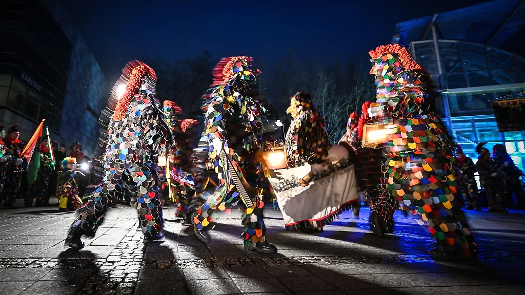 Die-Narren-starten-fuer-gewoehnlich-schon-in-den-fruehen-Morgenstunden-in-den-schmotzigen-oder-gumpigen-Donnerstag